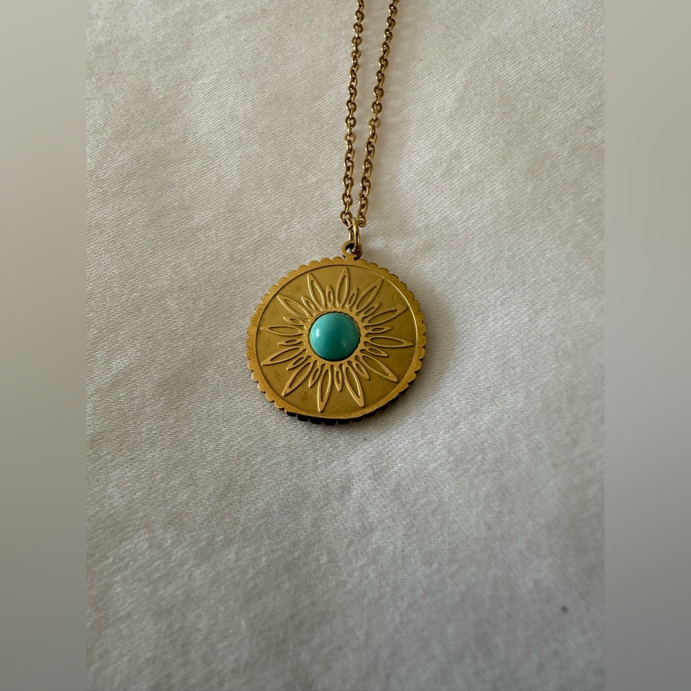 Pretty gold plated pendant and chain